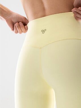 NEW, TNA Aritzia Butter Women’s Cheeky Pocket 7” Yellow Shorts Butter HI-Rise
